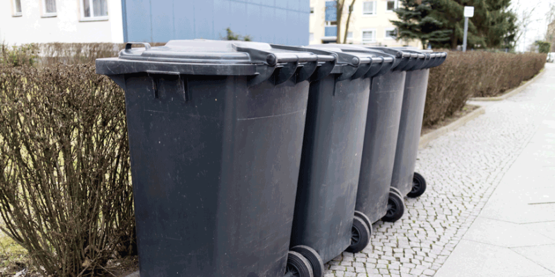 Mülltonnen auf dem Gehweg 
